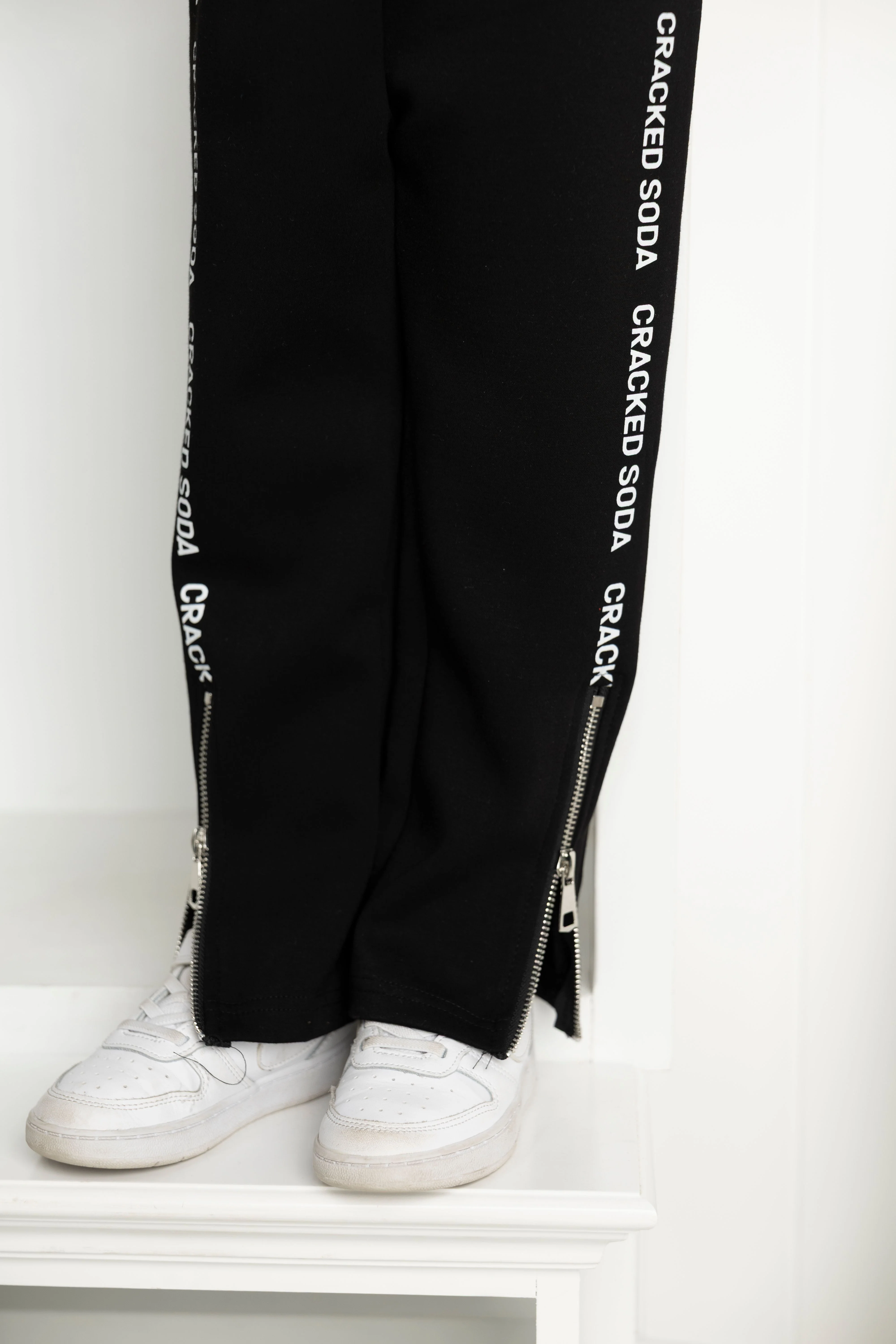 Harper Detailed Pant With Zip - Black - Image 10
