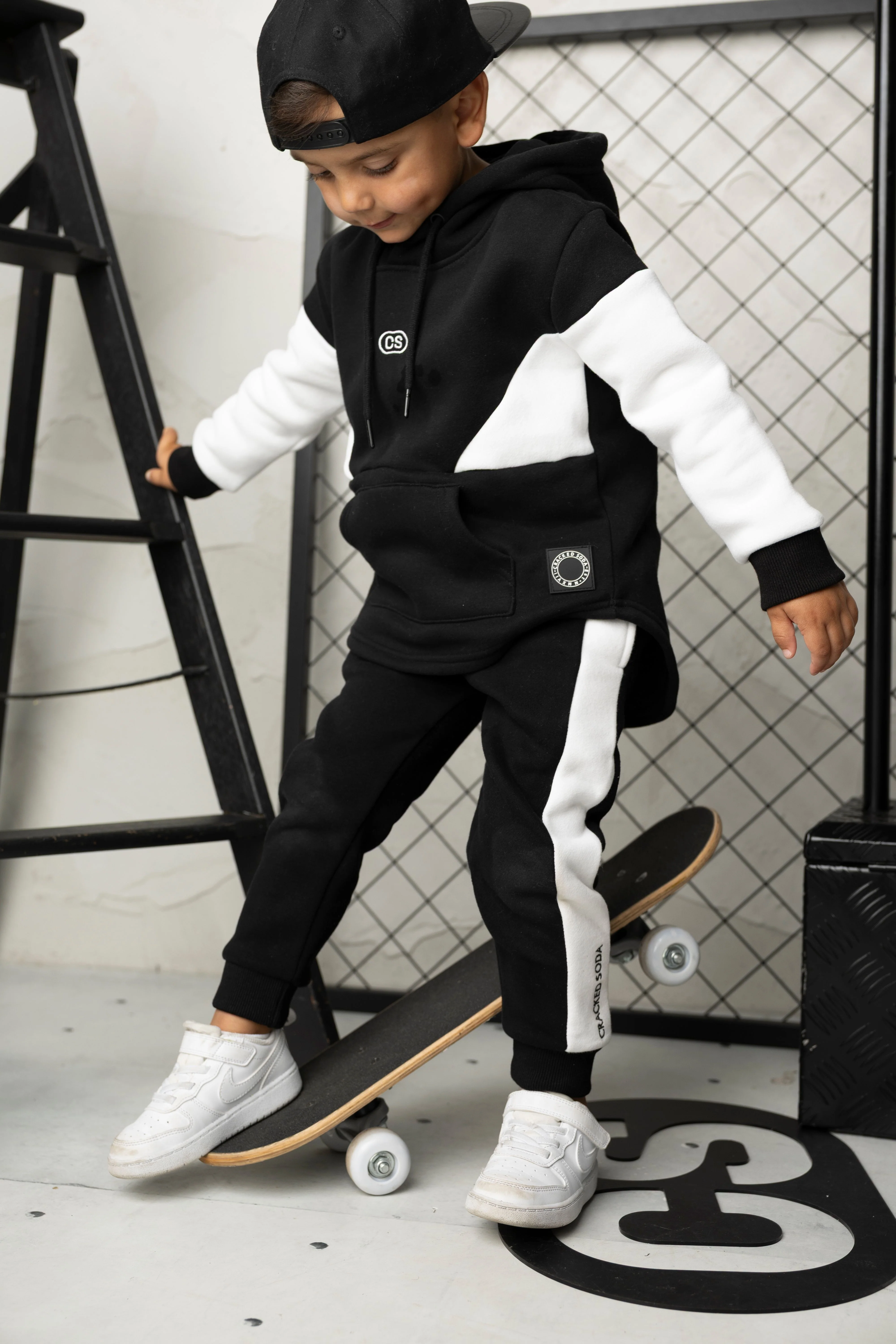 Zayn Essential Hoodie - Black/White