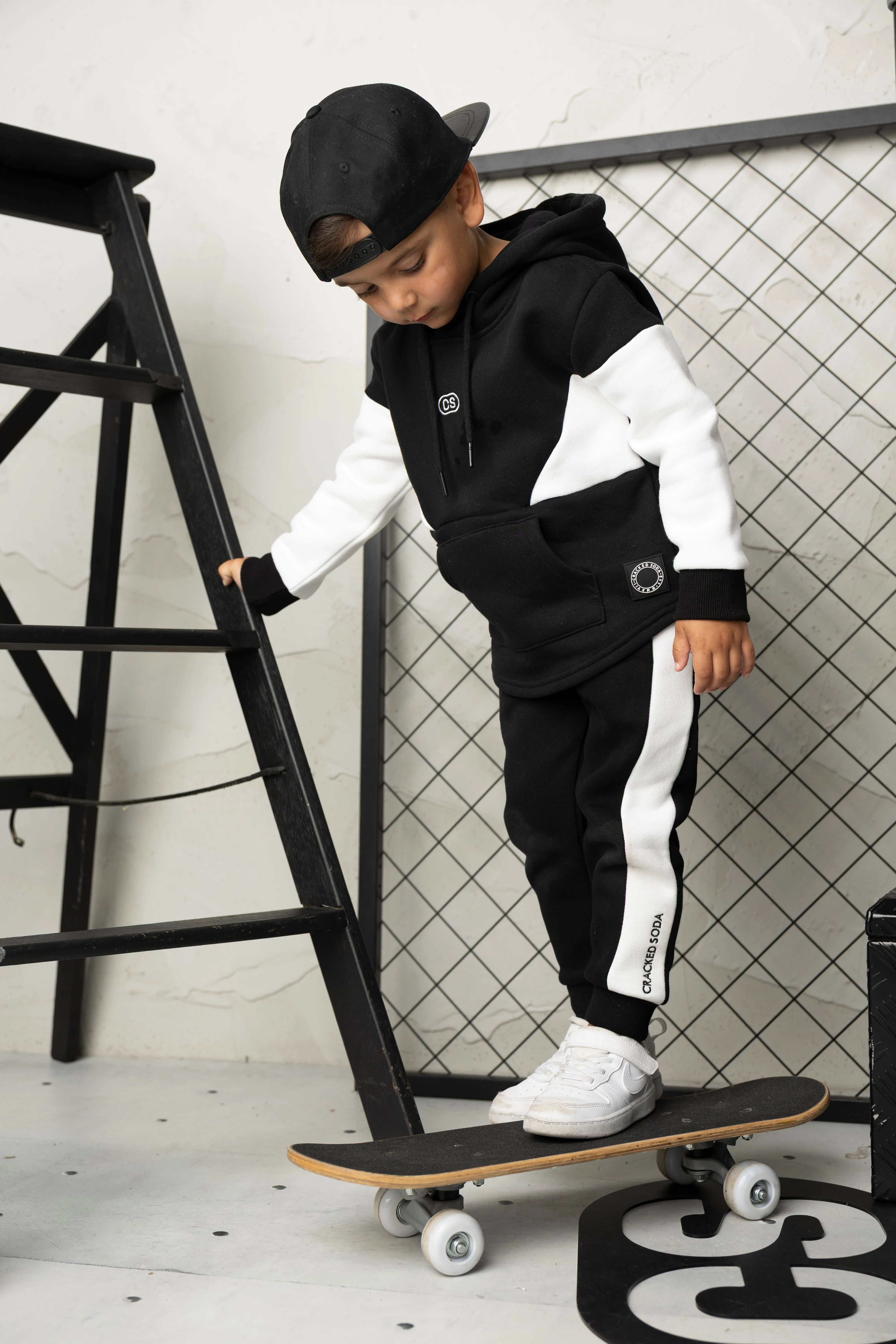 Zayn Essential Hoodie - Black/White - Image 2